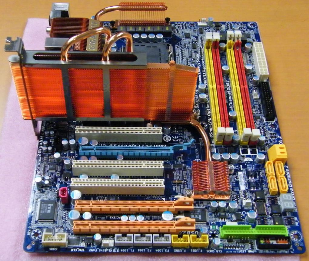 Gigabyte GA-EP45-Extreme: Durch Lösen der vier Schrauben des Kühlkörpers lässt sich dieser durch einen speziellen Wasserkühler ersetzen (Bild: Tweaktown)