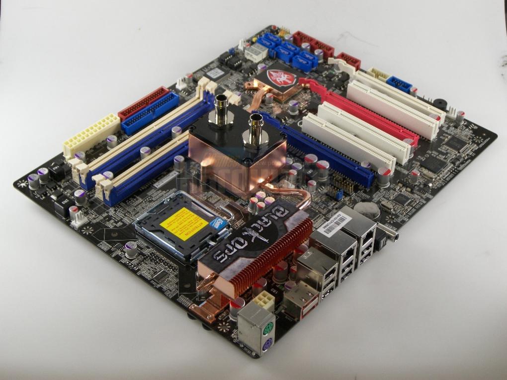 Im I/O-Bereich: sechsmal USB, zweimal Gigabit-LAN und zwei E-SATA-Ports. Die Soundkarte ist separat. (Bild: PCGH)