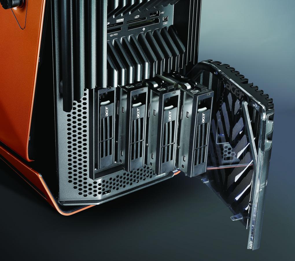 Acer Aspire Predator: Die Festplatten lassen sich an der Front einbauen.