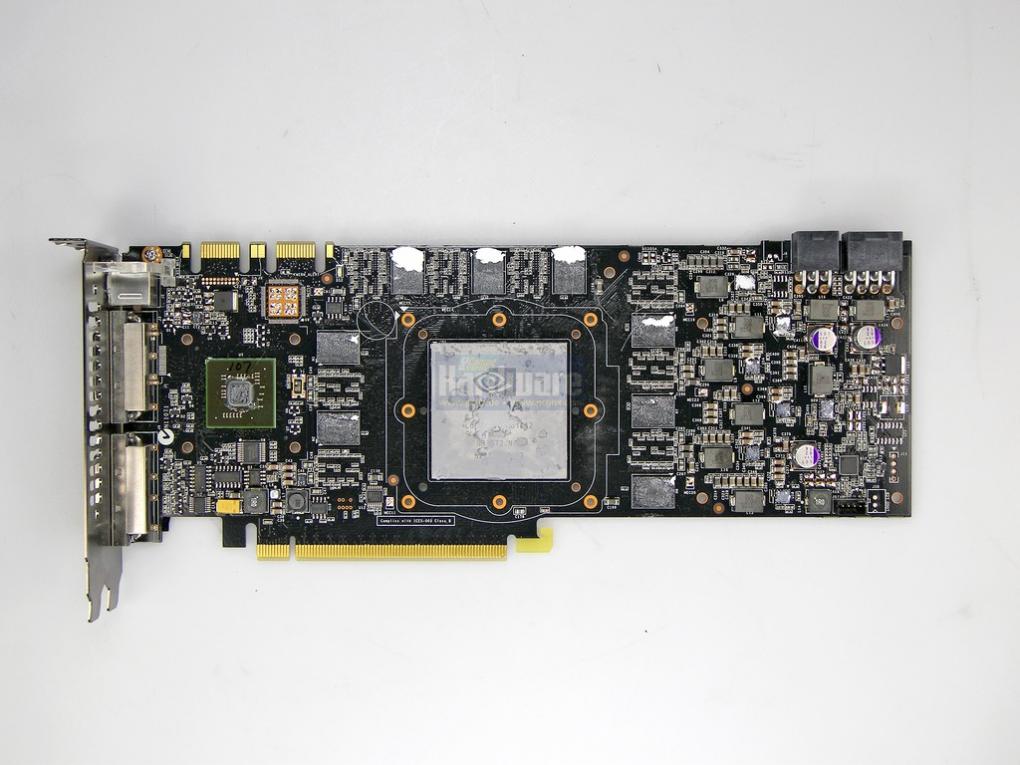Geforce GTX280 im PCGH-Test: Die nackte Karte mit dem unter einem Heatspreader verborgenen Die. Interessant: Das Schutzblech betitelt den Chip mit G200-300-A2 (Bild: PCGH)