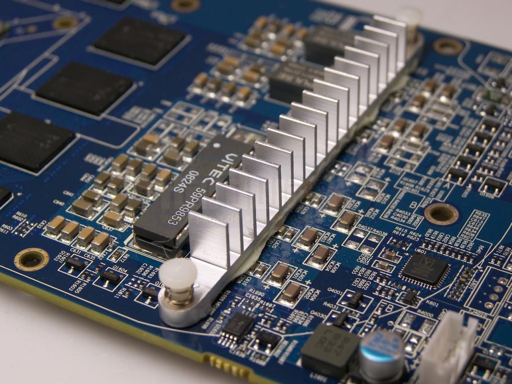 Sapphire HD 4870 Toxic: Die VRMs werden zusätzlich gekühlt (Bild: PCGH)