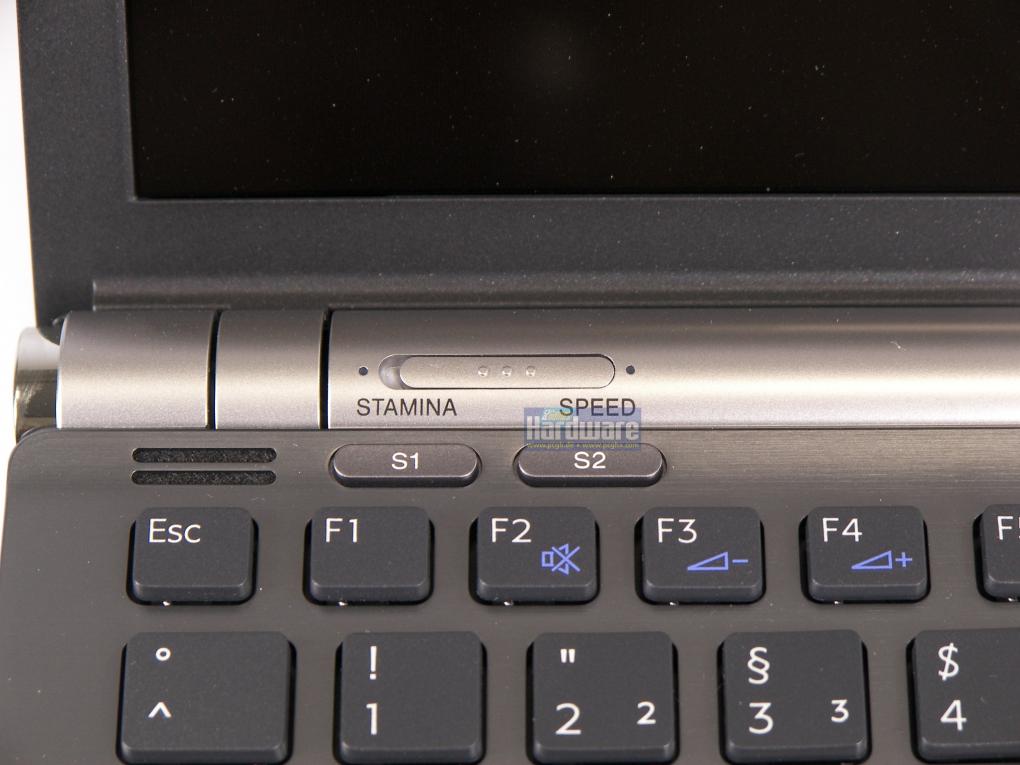 Per Schalter kann im laufenden Betrieb zwischen der Geforce 9300M GS und der integrierten Grafikeinheit des GM45 gewechselt werden. (Bild: PCGH)