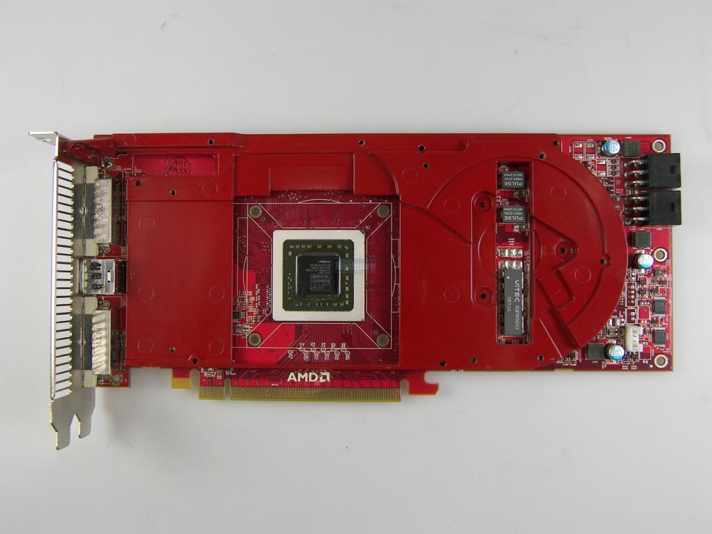 Radeon HD 4870: Karte mit montierter Bodenplatte