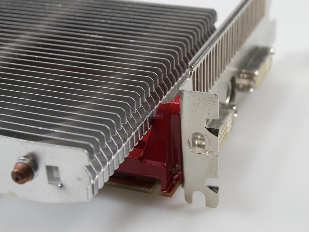 Radeon HD 4870: Der S1 kollidiert leicht mit der Bodenplatte