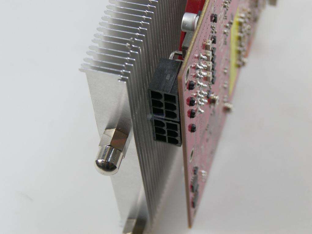 Radeon HD 4870: Schwer erreichbare Stromanschlüsse aufgrund der Länge des Scythe Musashi