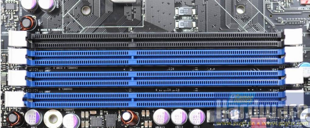Die Speicherbänke: Beim Intel-Board nur vier anstatt sechs Bänken