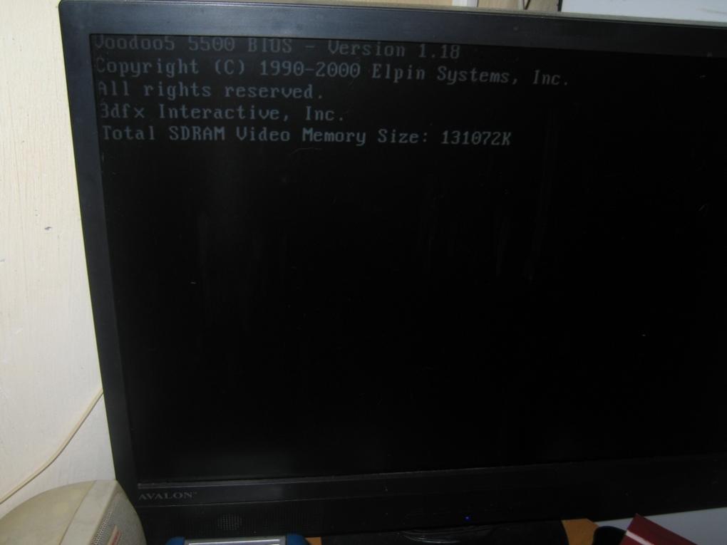 Voodoo5 5500 mit 128 MiByte VRAM: der Post-Screen. So viel Speicher hat normalerweise nur die V5 6000.