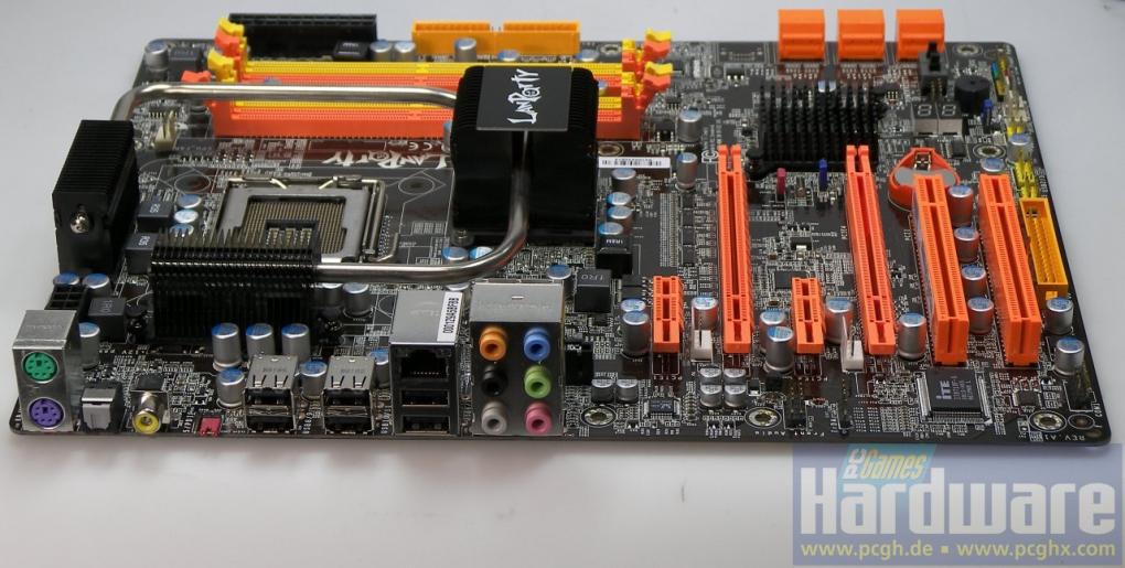 Auf der Rückseite finden sich die üblichen Anschlüsse für Eingabegeräte, Audiohardware und Netzwerk. (Bild: PCGH)