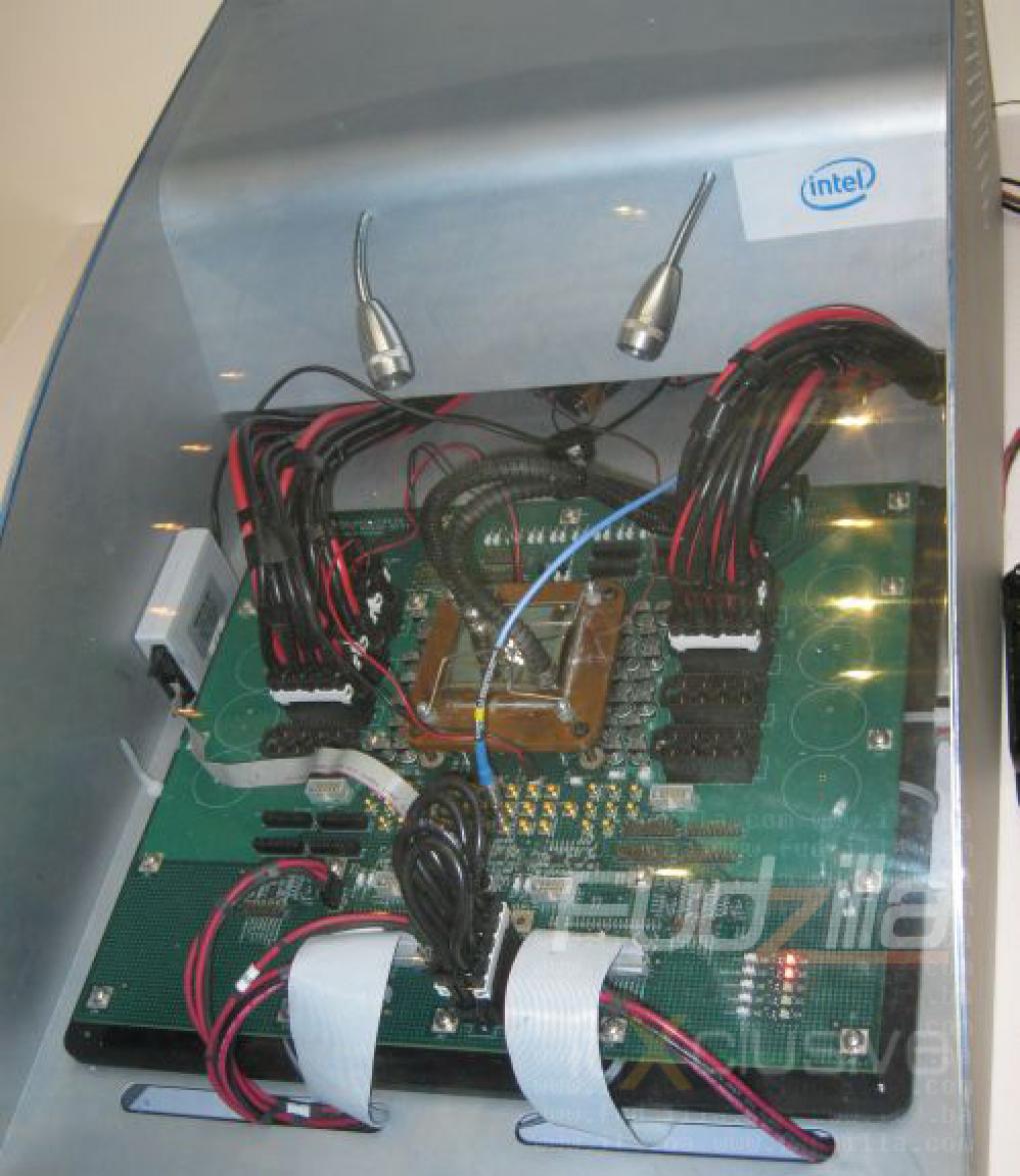 Lauffähiges Testsystem der Forschungs-CPU mit 80 Kernen. (Bild: Fudzilla)