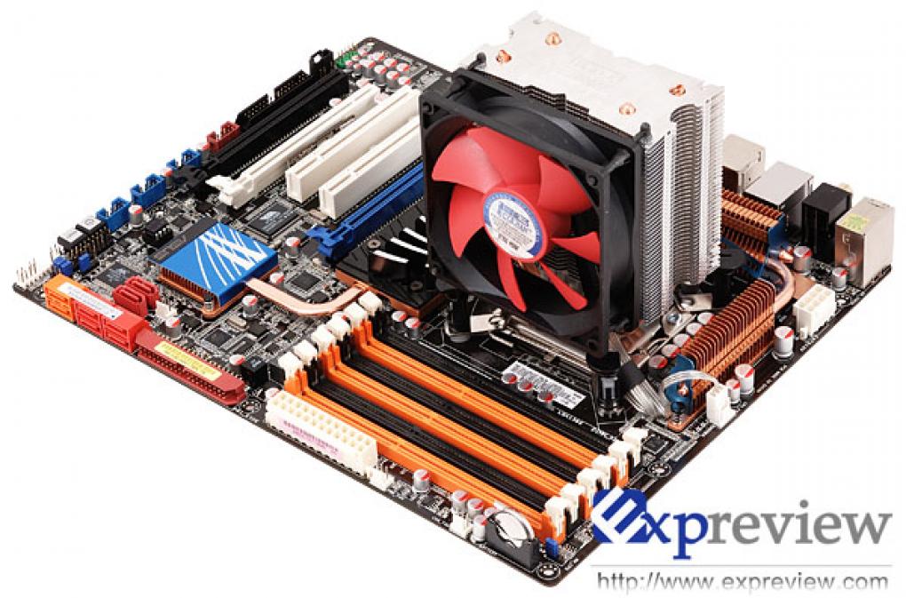 Der Kühler passt auf ein Asus P6T Deluxe. (Bild: Expreview)