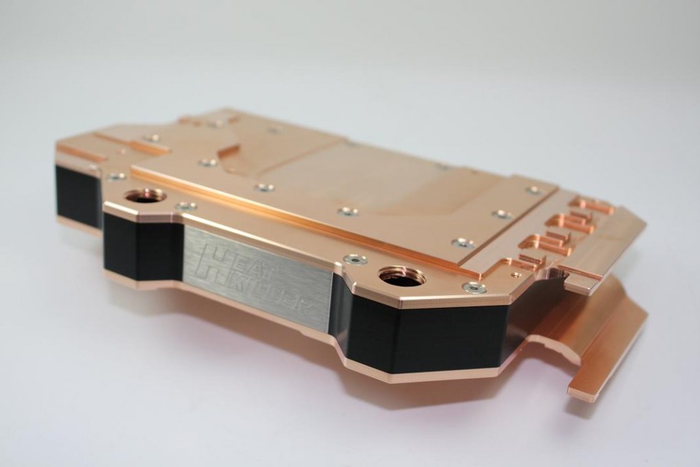 Heatkiller GPU-X² GTX295. Die Edelstahl-Zierblende soll noch einmal überarbeitet werden.