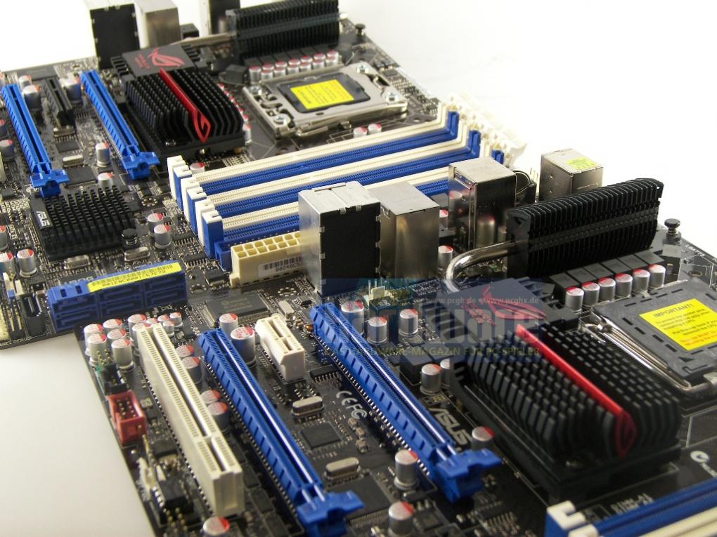 Asus Rampage II Gene, Sockel 1366 (hinten) und Asus Maximums II Gene, Sockel 775 (3)