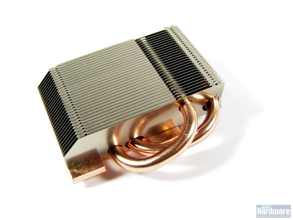 Radeon HD 5850: Der Kühlblock mit zwei Kupfer-Pipes und Alu-Lamellen