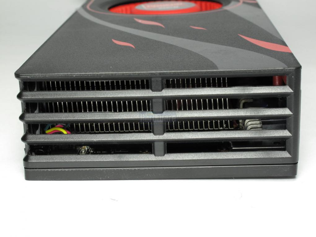 AMD Radeon HD 6990, Codename: Antilles. Auf der Rückseite entweicht die heiße Luft von GPU1 ins Gehäuse...