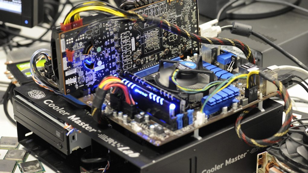 [PLUS] 480 Grafikkarten seit 2009 im Vergleich: Wie viel Strom schlucken Radeon, Geforce und Co.?