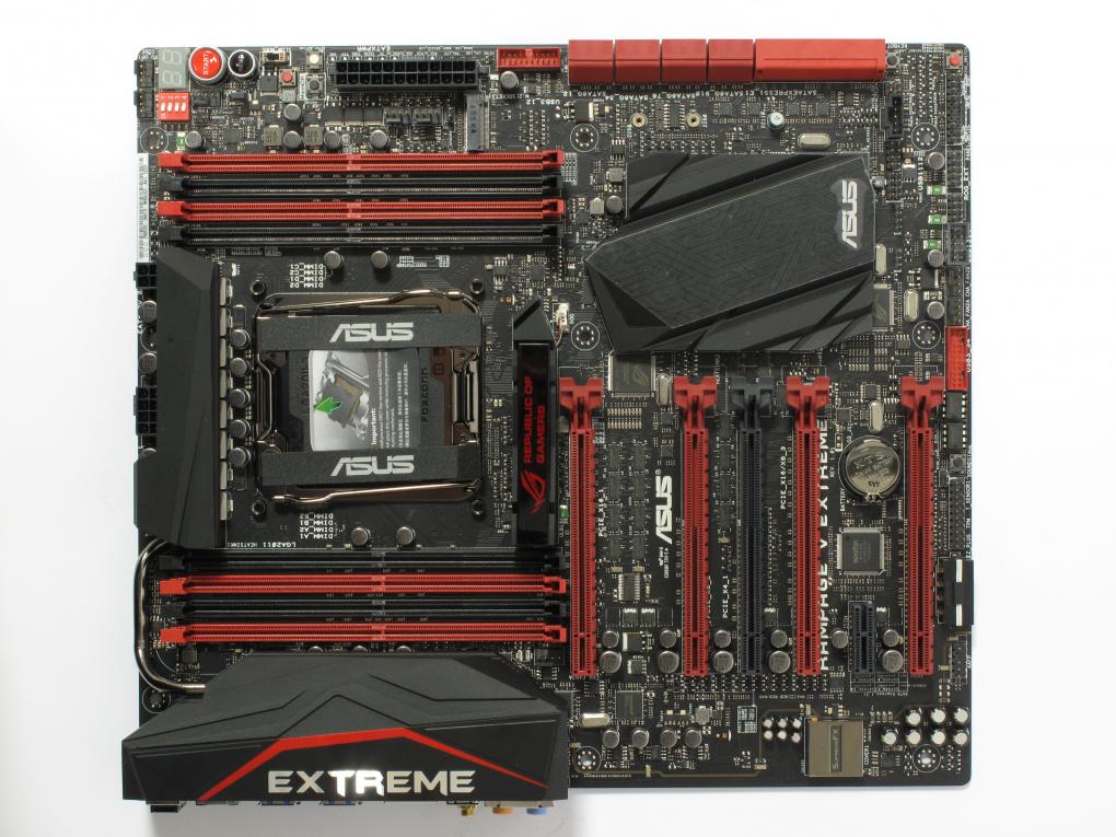 Asus Rampage V Extreme: Das Layout bietet einen ausreichenden Abstand zwischen CPU-Sockel und erstem PCI-Express-Slot und trägt dem Platzbedarf großer Grafikkartenkühler nach Möglichkeit Rechnung.