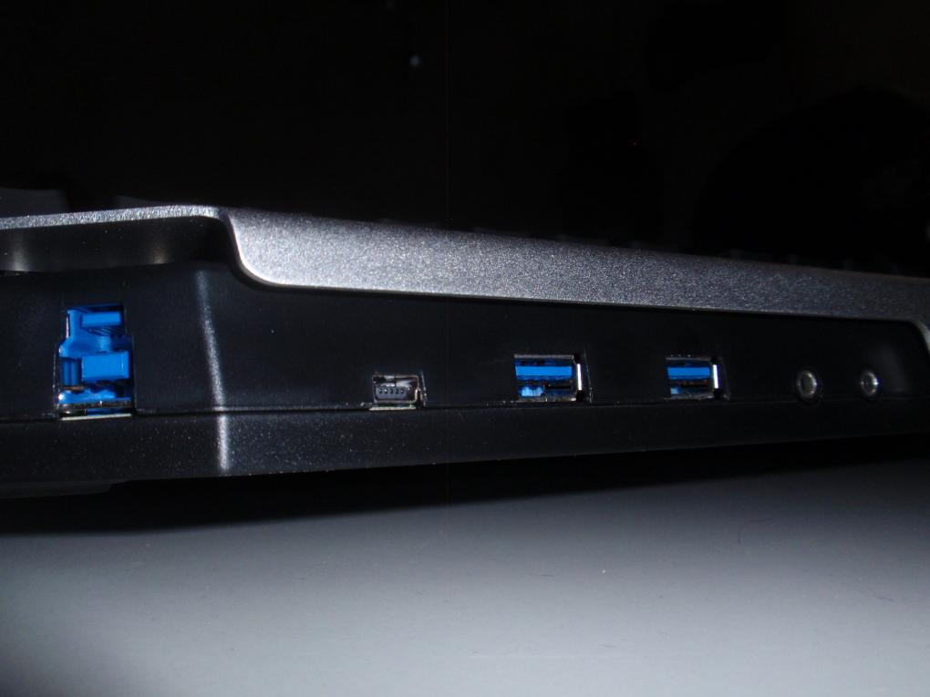 Die Rückseite mit den Anschlüssen für Tastaturkabel, Mini-USB, USB 3.0, Mikrofon und Kopfhörer