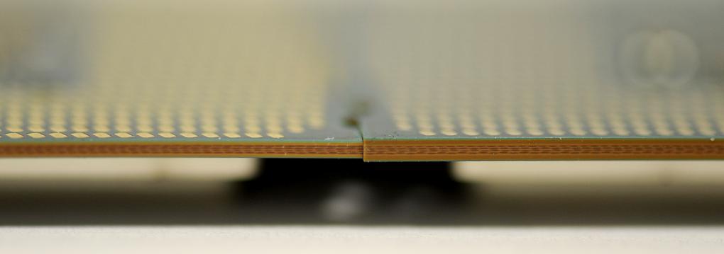 Das Substrat von Skylake (links) ist mit 0,8 mm deutlich dünner, als bei älteren Intel-CPUs.