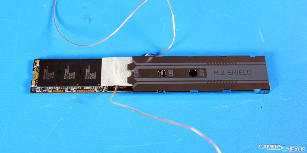 M.2-Shield im Test bei gamersnexus.net: Aufgeklebter Sensor auf der Vorderseite