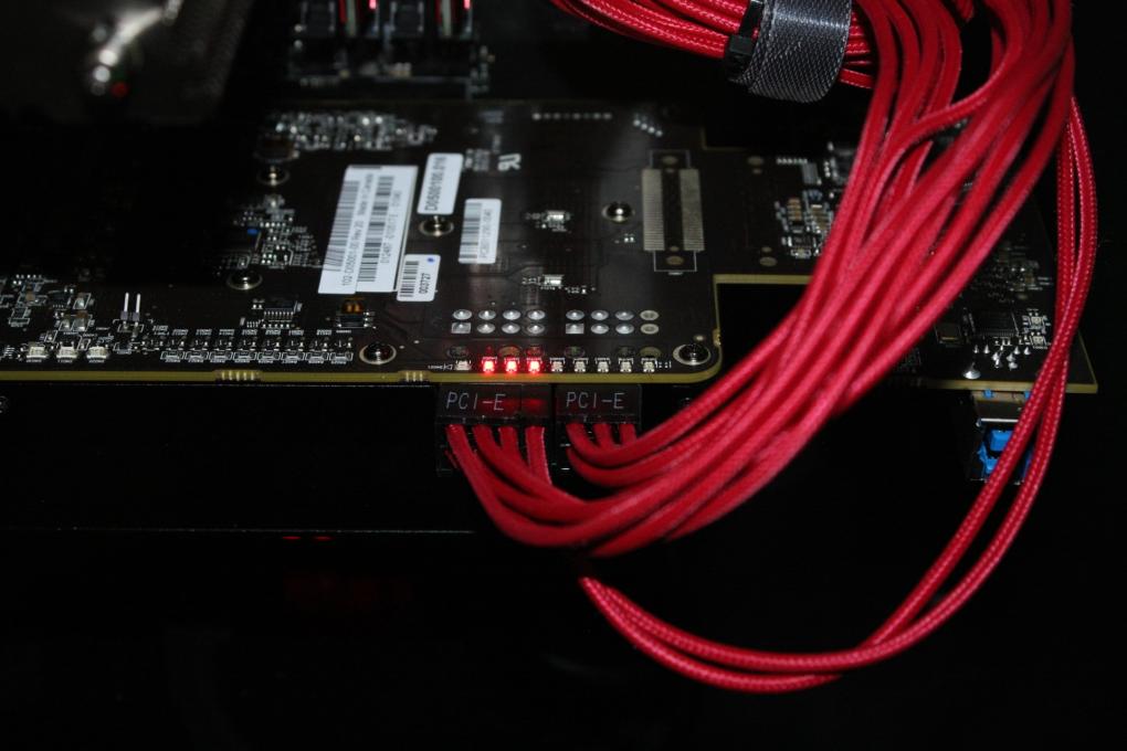Vega-Protoyp bei AMD Demo am Ryzen-Techday. Nur drei von acht LEDs des GPU-Tachs sind aktiv.