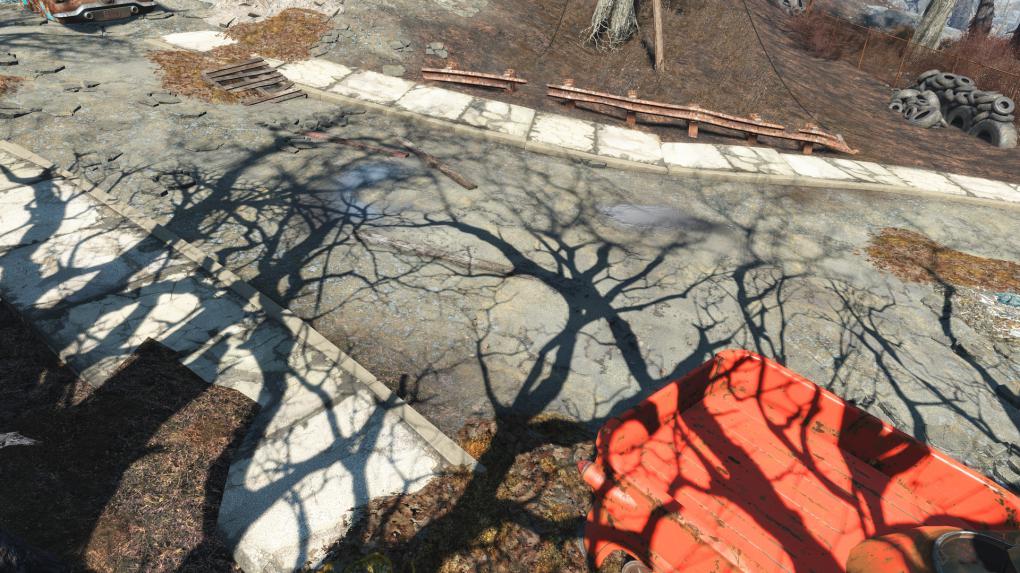 Mit Patch 1.9.4 hat Bethesda die Overhead- und performance-kritischen Schatten überarbeitet. Deren Auflösung reduziert sich nun bei erhöhter Entfernung (stärker) zudem werden sie weichgezeichnet. Das resultiert in einer etwas undeutlicheren Darstellung in der Distanz, die allerdings nur aus erhöhter Position und schrägem Blickwinkel wirklich ins Auge springt. Auf der Habenseite läuft Fallout 4 nun deutlich geschmeidiger, Leistungsschwankungen fallen weit weniger gravierend ins Gewicht.