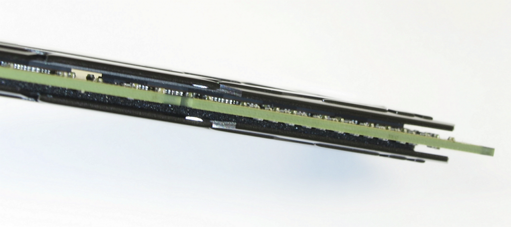 G.Skill Flare X (F4-3200C14D-16GFX): Die Module sind einseitig mit Chips bestückt - ein starker Hinweis auf einen Single-Rank-Aufbau (was Software bestätigt).