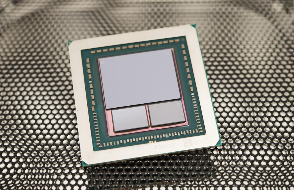 Vega-10-Package: Direkt unter dem Rechenkern sitzen die beiden HBM-Stapel à 4 GiByte Kapazität.