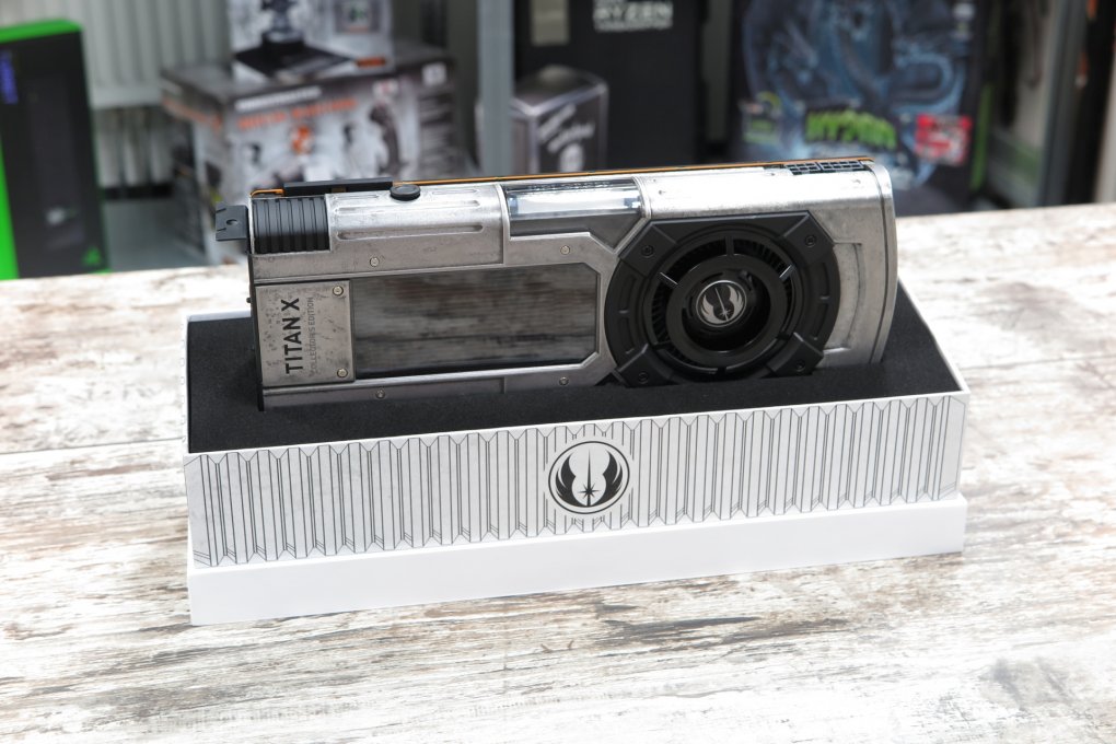 Nvidia Titan Xp Collector's Edition in der 'Jedi Order'-Version: Harmoniert prima mit Star Wars Jedi: Fallen Order, auch farblich (nach Anpassung von Cals Lichtschwert).