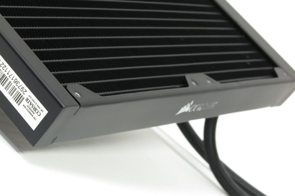 Corsair H115i Pro RGB: Die Radiatorverkleidung mit prismatischen Endkammern wirkt im Vergleich zu vielen Konkurrenten höherwertig.
