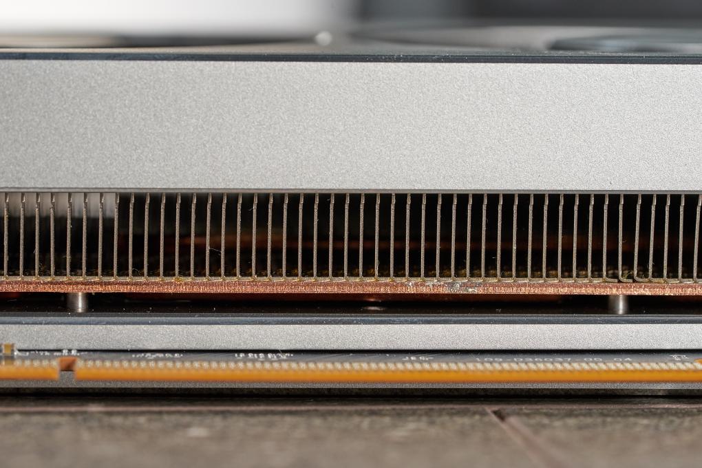 AMD Radeon VII im Test: Die kupfern leuchtende Vapor Chamber bedeckt jene Hälfte des Kühlers, welche den ASIC trägt (GPU+RAM).