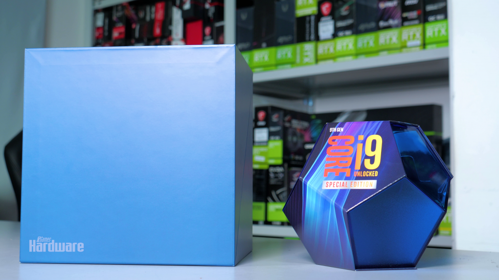 Intel liefert die CPU in der gleichen Verpackung wie den Core i9-9900K aus. Auf dem Cover macht Intel allerdings klar, dass es sich um eine Special Edition handelt.