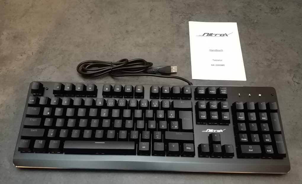 Tastatur ausgepackt und „Zubehör“