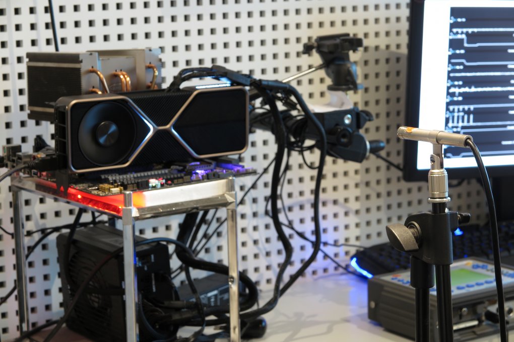 Geforce RTX 3080 Founders Edition: Lautstärkemessung im schallarmen Raum (Grundrauschen: ~0,1 Sone). Das empfindliche Mikrofon (rechts im Fokus) wird wie gehabt in 50 Zentimeter Entfernung platziert.