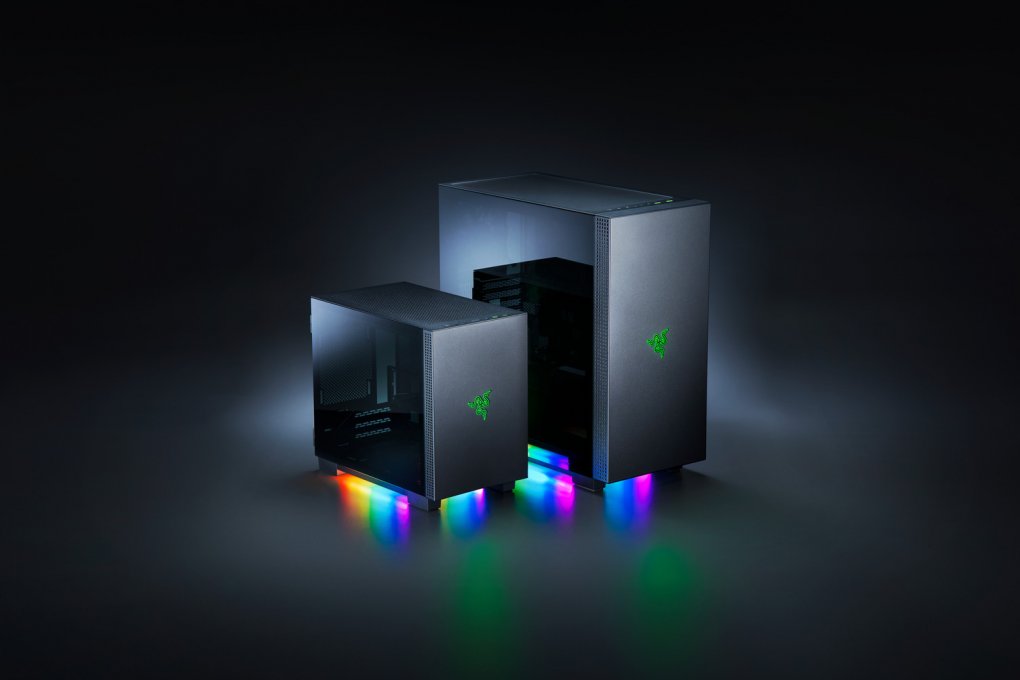 Das Razer Tomahawk Mini-ITX (links) und das Razer Tomahawk (rechts)