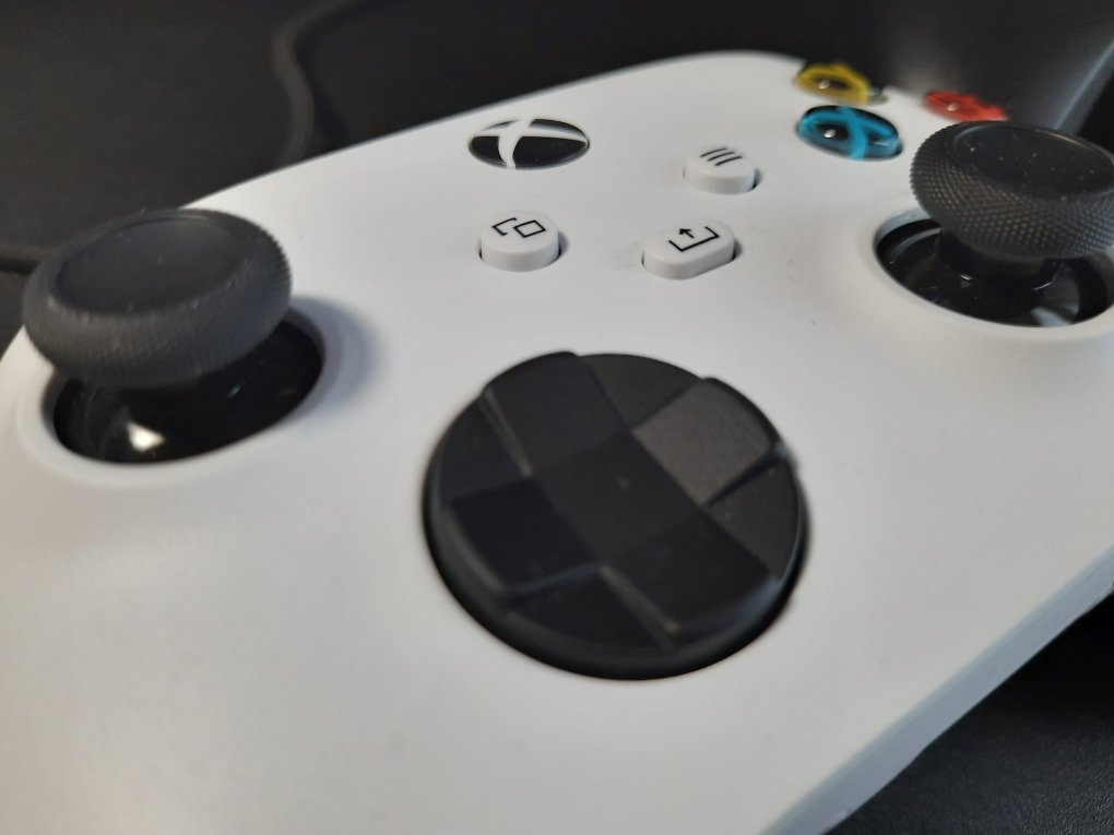 Xbox Series X und Series S im Test -&nbsp; Der neue Controller in der Nahaufnahme mit neuem Steuerkreuz und Share Button