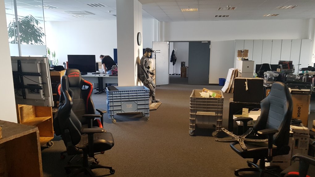 Die heiligen Hallen: Ich will gar nicht wissen, wie viele Kaffeeflecken allein in dem Teppich verteilt sind.&nbsp;