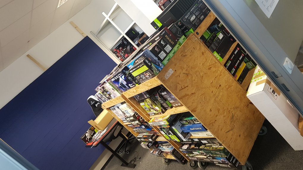Sie glauben gar nicht, wie viele Grafikkarten der Raff heimlich bunkert. Da liegen sogar richtige Schätze dabei, eine Radeon Pro 9700, X800 XT PE oder GTS 250 mit zwei GiB Speicher. Kennen Sie nicht? Dann dürfen Sie diesen Blog nicht weiterlesen.