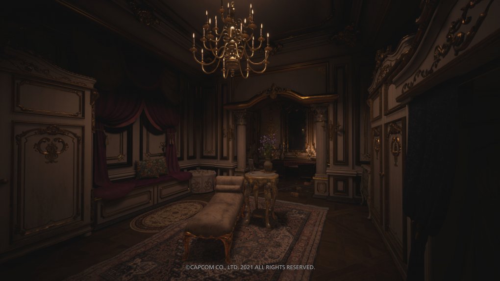 Heimlicher Star der Grafik: Das PBR-Rendering beziehungsweise die Interaktion der simulierten Materialien mit dem virtuellen Licht besticht selbst ohne Raytracing - durch diesen Screenshot dokumentiert - und verleiht den Umgebungen eine hohe optische Authentizität. Interessanter Punkt: Im Gegensatz zu vielen anderen aktuellen Titeln nutzt Resident Evil 8 Village Reflexionen und insbesondere Screen-Space-Reflections sehr sparsam und nur auf sehr glatten Oberflächen. Der realistische Glanz der goldenen Elemente und des glatten Holzes wird in diesem Shot etwa einzig durch die Materialeigenschaften realisiert. Den Spiegel im Hintergrund ziert indes eine Cube-Map-Reflection, diese wird auch beim Zuschalten von Raytracing nicht durch eine Raytracing-Spiegelung ersetzt.