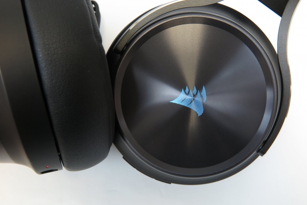 Corsair Virtuoso RGB Wireless XT - Die Seitendeckel bestehen aus gebürstetem Aluminium. Die Mikroperforationen für die RGB-Beleuchtung verschaffen den auf Wunsch bunt leuchtenden Corsair-Logos einen apparten Pixel-Look