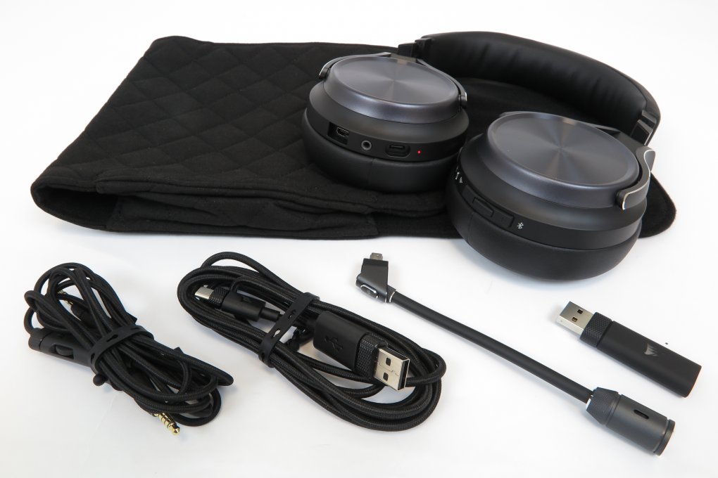 Corsair Virtuoso RGB Wireless XT - Ein rund 1,6 Meter langes Klinkenkabel samt integrierter Fernbedienung, kann für den mobilen Einsatz am DAC oder Smartphone genutzt werden, das USB-Kabel dient zum Laden und bietet beim Einsatz am PC sämtliche Features sowie die höchstqualitative Audiowiedergabe. Der Funkdongle für Corsairs patentierte Slipstream-Technologie liegt ebenfalls bei, nicht so jedoch ein Bluetooth-Dongle. Das ebenfalls mit gefrästen Aluminiumteilen ausstaffierte Mikrofon kann abgenommen werden, zum Transport oder für die Aufbewahrung legt Corsair obendrein eine Tragetasche aus Microsuede bei.