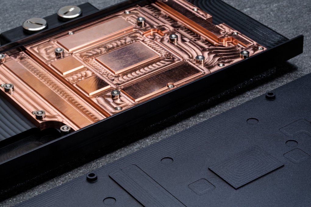 Der erste Radeon-Kühler von TechN setzt auf unvernickeltes Kupfer.