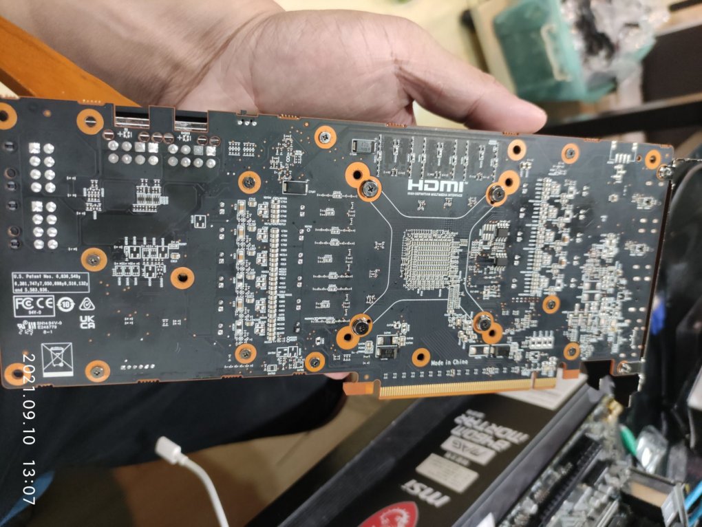 Die Rückseite der angeblichen Mining-Grafikkarte auf Basis von Navi 22