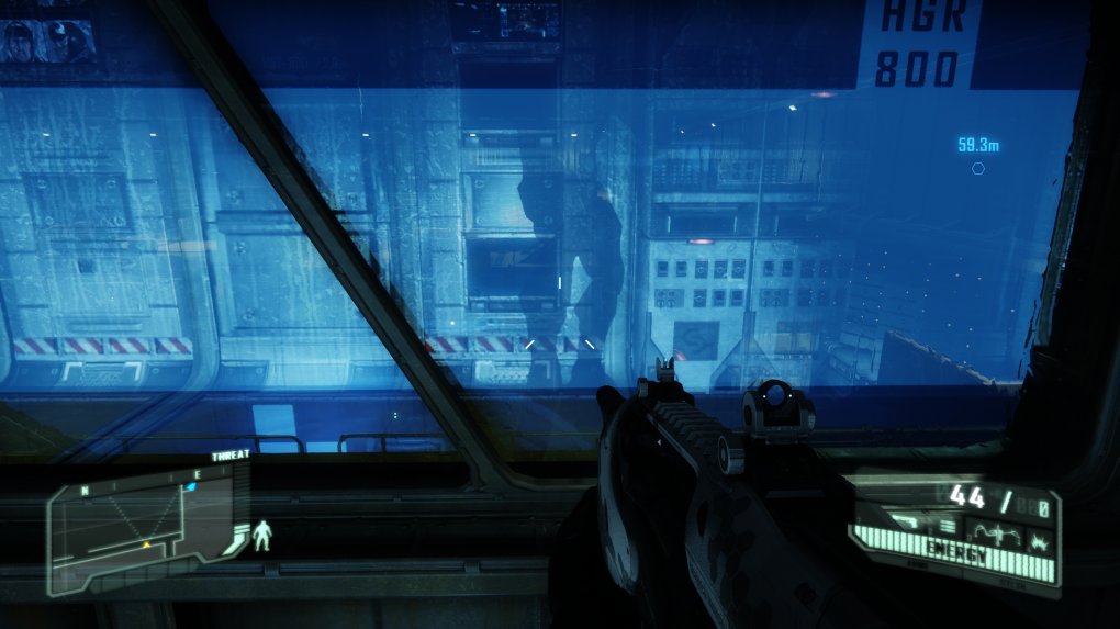 Crysis 3 Remastered - Insbesondere die Raytracing-Spiegelungen auf transparenten Glasflächen sind sehr eindrücklich. Sogar den Schatten des Spielers, der auf die gegenüberliegende Wand geworfen wird, wird von der Spiegelung erfasst. Allerdings stolpert Crysis 3 hier über den Umstand, dass das Charaktermodell nicht im World-Space existiert, daher nicht vom Raytracing erfasst wird. Sie sehen also die Spiegelung eines Schattens, der von einem unsichtbaren Körper an eine Wand projiziert wird. Von einer solchen real-physikalischen Unmöglichkeit bekommt man durchaus einen Knick in der Optik.