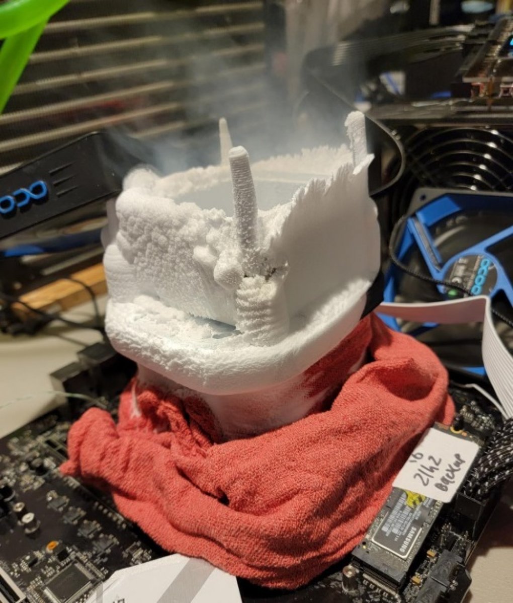 Um den Core i9-12900K besonders weit übertakten zu können kam eine Stickstoffkühlung zum Einsatz.
