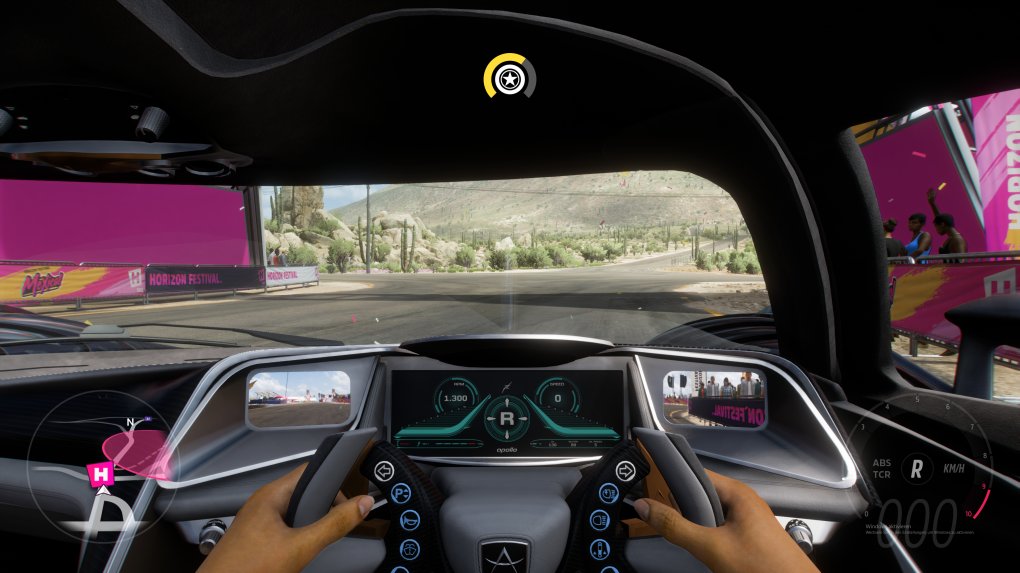 Hier trifft Multisampling auf eine problematische Stelle: Auf der Windschutzscheibe ist eine halbtransparente Cube-Map-Spiegelung, um die Reflexion des Innenraums zu simulieren. Der Winkel von Dashboard zu Windschutzscheibe ist zudem ungünstig, sodass MSAA an dieser Stelle nicht die korrekten Farbwerte aufgreifen kann und weiße Artefakte zeichnet. Diese flimmern in Bewegung störend und sind selbst bei 4K-Auflösung deutlich sichtbar.