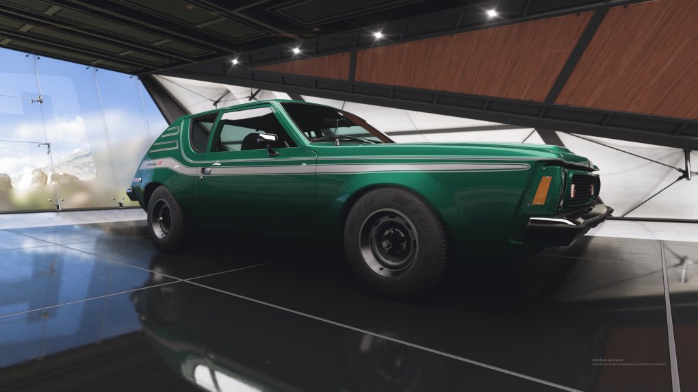 Forza Horizon 5 – Hier sehen sie den einzigen Raytracing-Effekt im gesamten Spiel. Die Spiegelung auf dem Boden Ihrer Garage wird per Strahlverfolgung dargestellt und über die Zeit geglättet. Via Forzavista können Sie die Spiegelung außerdem via Screenshot festhalten. Sämtliche andere Spiegelungen, der reflektierende Lack der Fahrzeuge – auch im Foto-Modus(!) sind konventioneller Natur.