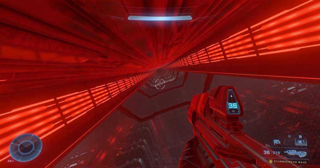 Halo Infinite nutzt einige eher weniger überzeugende Beleuchtungsszenarien. Dieses rote, von den leuchtenden Texturen abgestrahlte Licht ist beispielsweise sehr simplistisch. Es wirft keine Shadow Maps, Speculars (Glanz) sind nicht inkludiert, die Interaktion mit den PBR-Materialien ist stark begrenzt. Umstände dieser Art lassen die Grafik stumpf und optisch flach wirken, einzig die eher subtil auftragende Umgebungsverdeckung sorgt hier für ein wenig Kontrast. Ein bekanntes und häufig in aktuellen Spielen auftretendes Problem, das auch diverse andere Beleuchtungstechniken, insbesondere die Globale Beleuchtung betrifft: Ohne direkten Lichteinfall ist die Simulation der physikbasierten Materialien und deren Interaktion mit Licht unvollständig, einige Effekte funktionieren nicht oder nur stark eingeschränkt.
