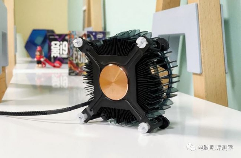 Intel Laminar RM1: Der Boxed-Kühler hat wieder einen Kupfer-Kern.