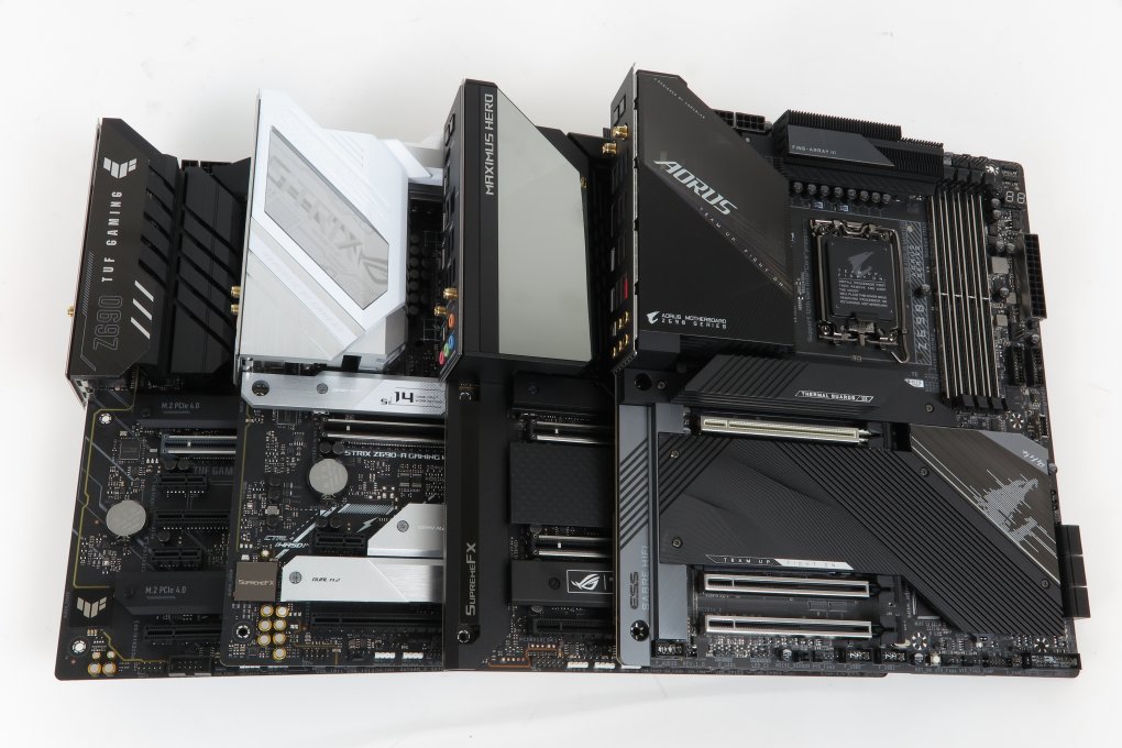 Noch nicht durchgetestet, aber in der Redaktion: Zahlreiche Sockel-1700-Mainboards.