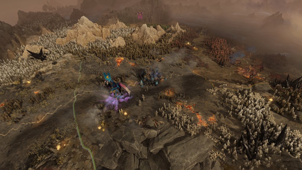 Total War Warhammer 3 - Die Kampagnen-Karte ist hübsch und abwechslungsreich gestaltet, viele kleine und oft animierte Details erfreuen das Auge und dank des feinen TAAs, der verbesserten Umgebungsverdeckung und hochauflösenderen Schatten flimmert das Bild weitaus weniger als noch im Vorgänger.